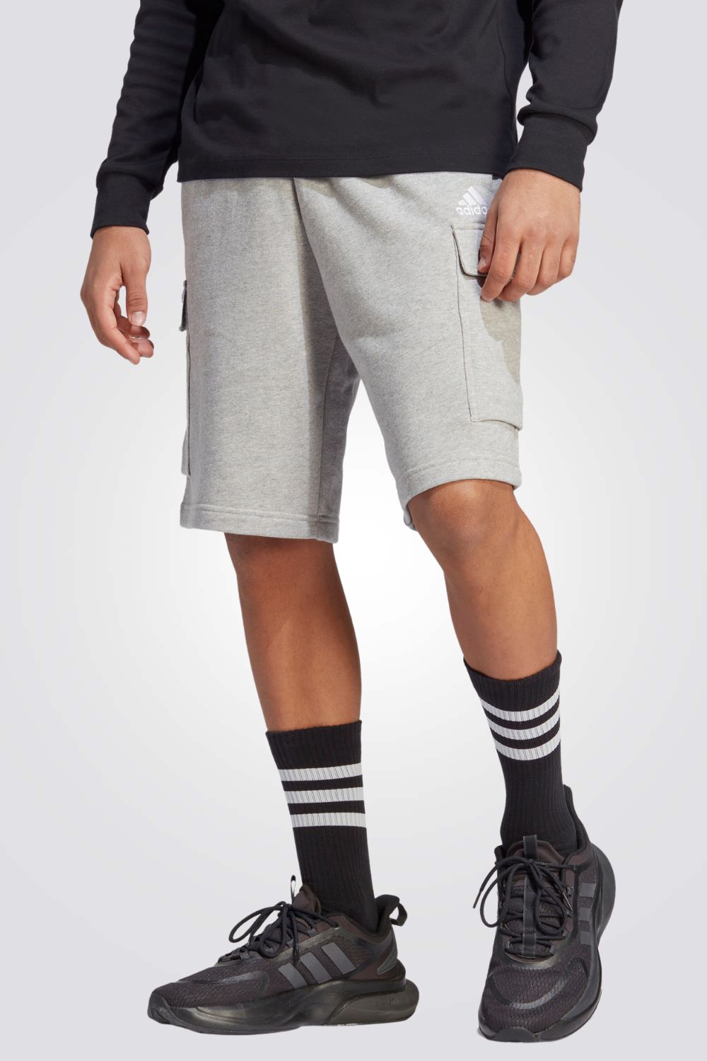 מכנסיים מבית המותג ADIDAS, בעלות כיסים קדמיים לשמירה על החפצים שלך בדרך הנוחה ביותר. מותן אלסטית עם שרוך להתאמה מושלמת.