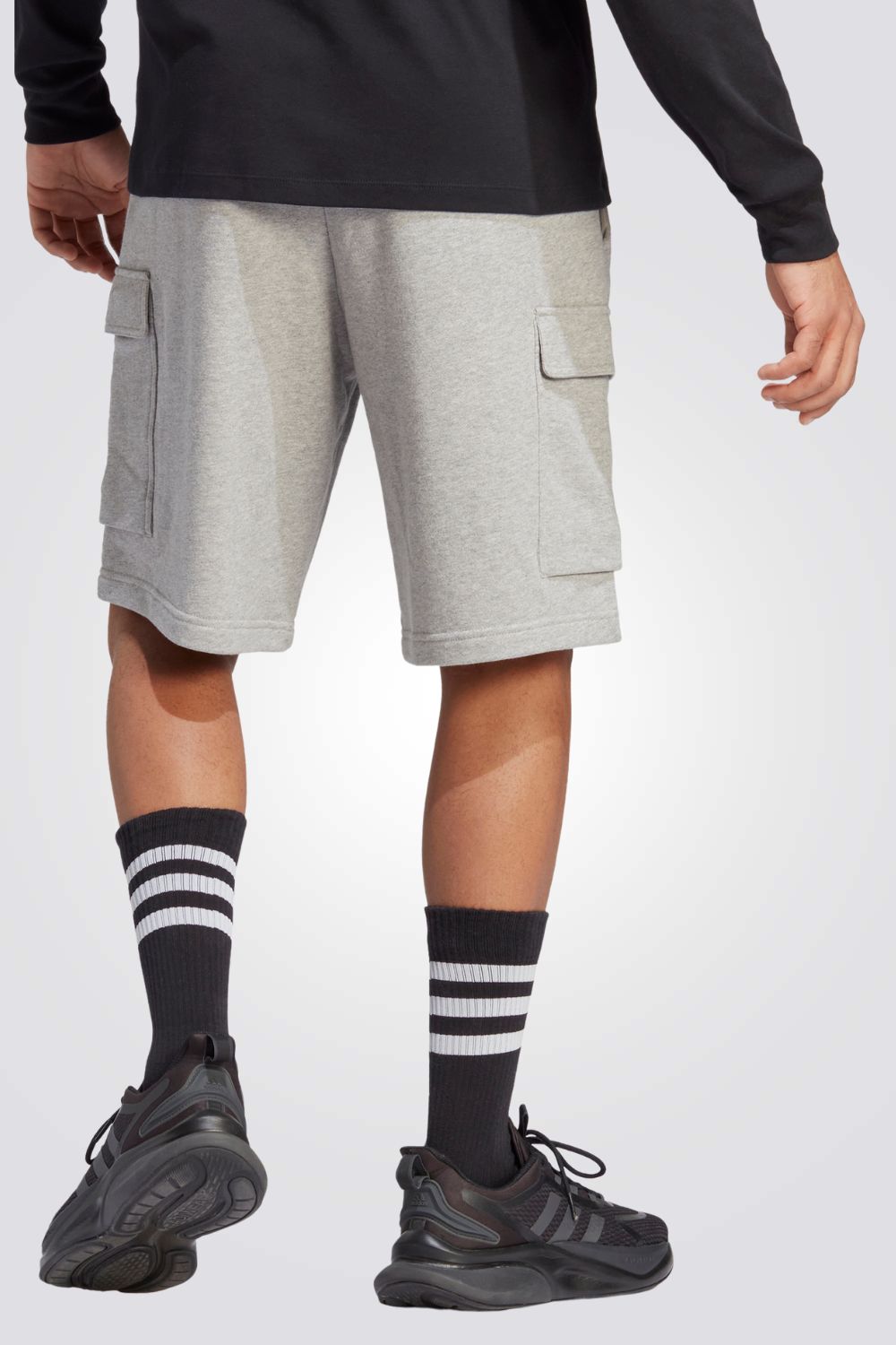 מכנסיים מבית המותג ADIDAS, בעלות כיסים קדמיים לשמירה על החפצים שלך בדרך הנוחה ביותר. מותן אלסטית עם שרוך להתאמה מושלמת.