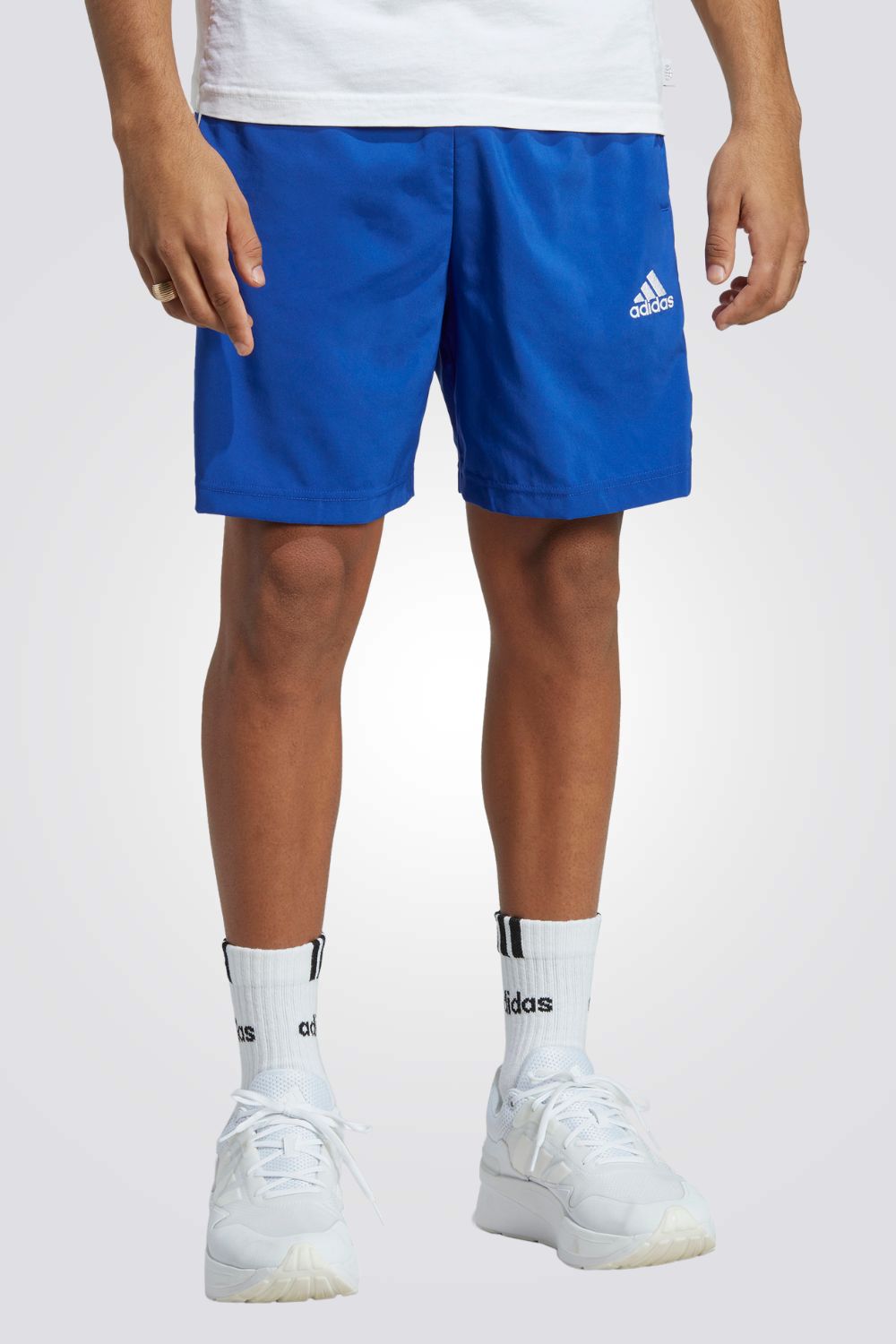 מכנסיים מבית המותג ADIDAS, עשויות מבד מנדף זיעה ששומר עלייך מאורר לאורך האימון. כיסים קדמיים, לשמירה על החפצים שלך בדרך הנוחה ביותר. מותן אלסטית עם שרוך להתאמה מושלמת.