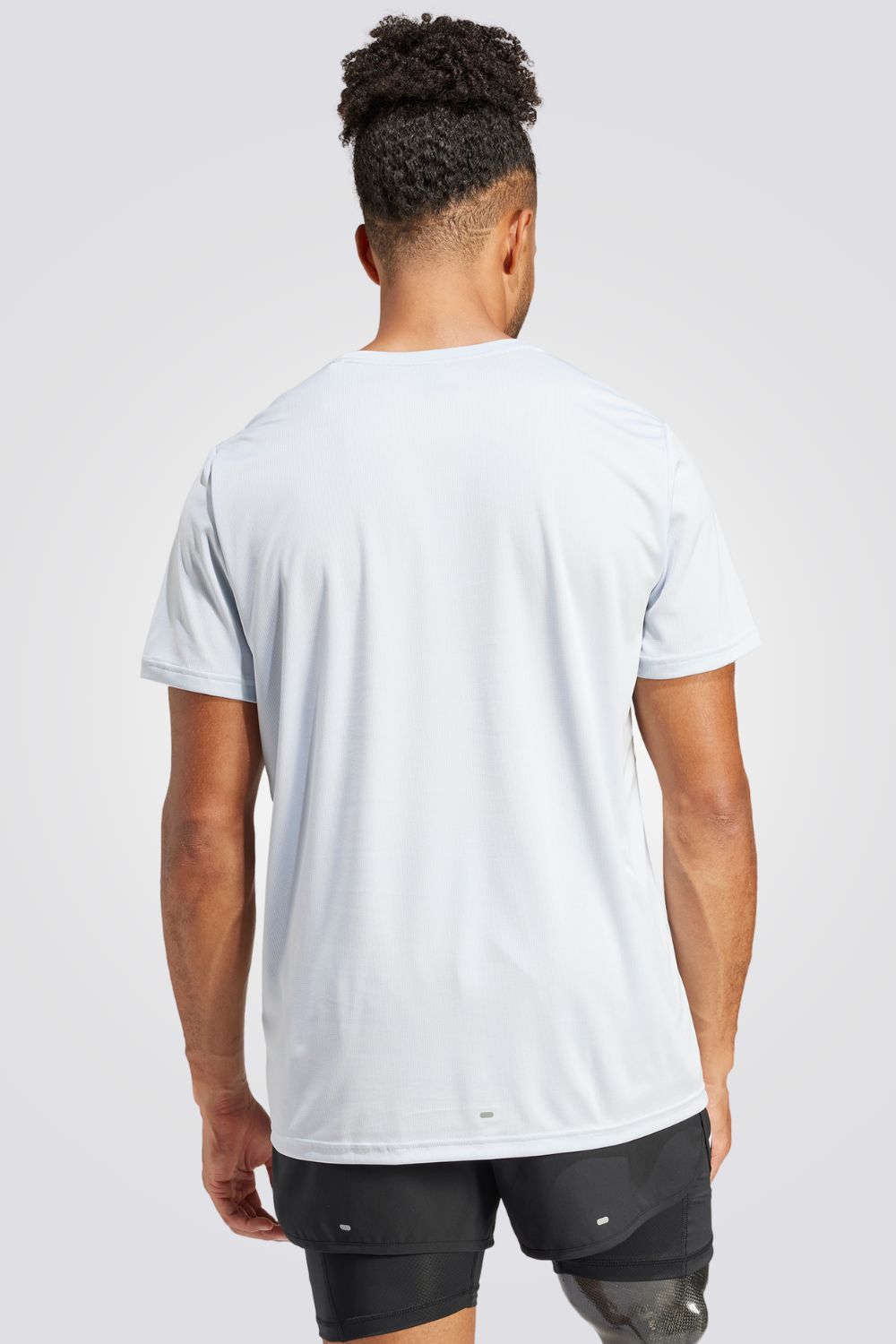 חולצה  מבית המותג ADIDAS, עשויה מבד מדנף זיעה ששומר על הגוף שלך מאורר לאורך כל האימון 