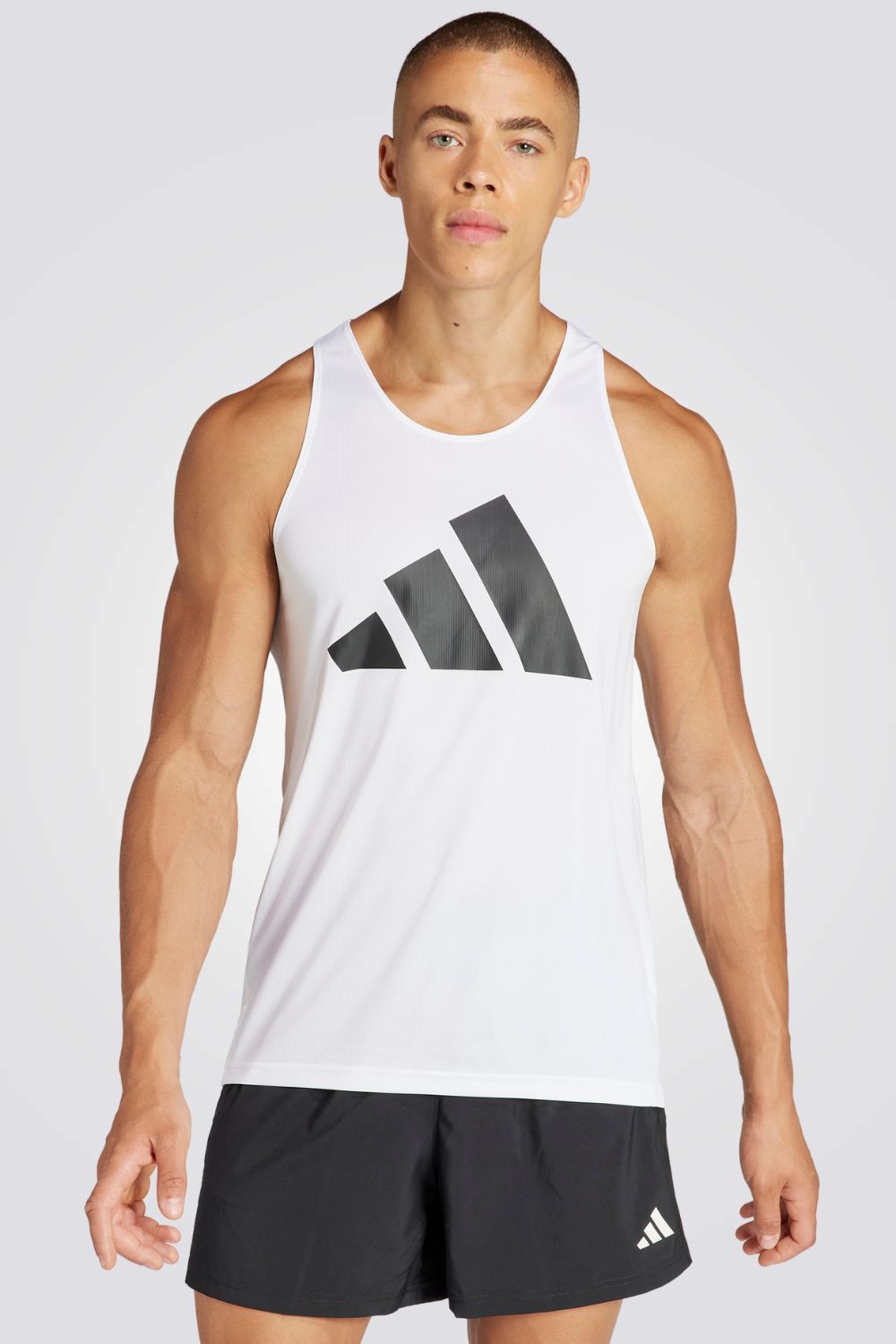 גופייה מבית המותג ADIDAS, עשויה מבד מדנף זיעה ששומר על הגוף שלך מאורר לאורך כל האימון