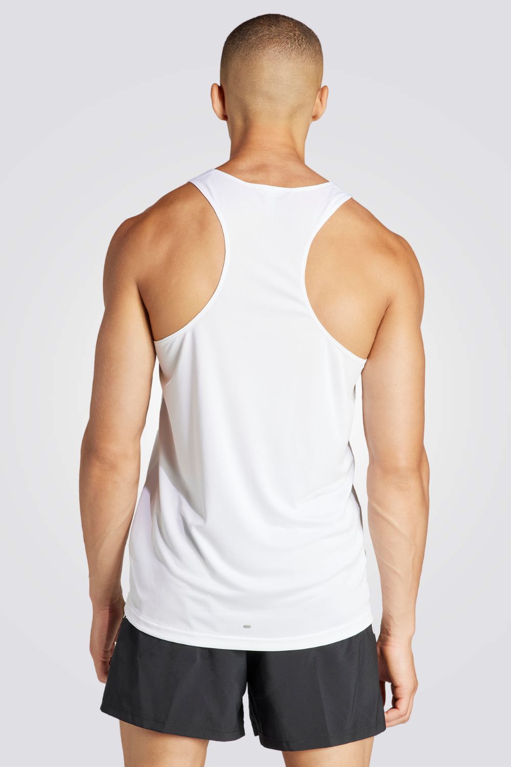 גופייה מבית המותג ADIDAS, עשויה מבד מדנף זיעה ששומר על הגוף שלך מאורר לאורך כל האימון