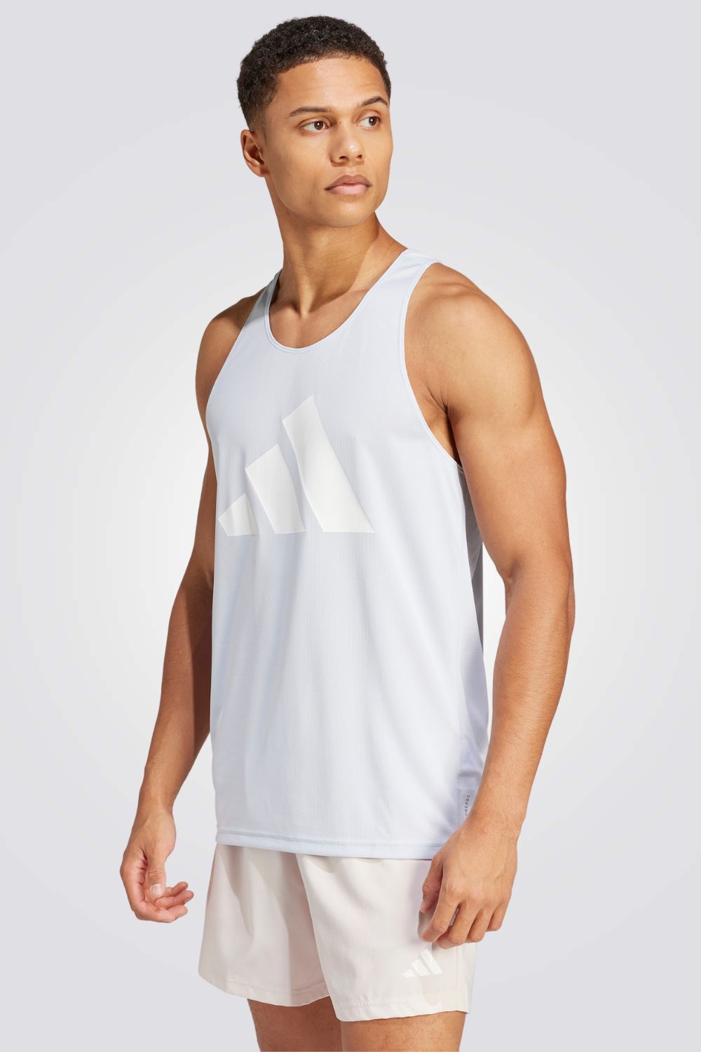 גופייה מבית המותג ADIDAS, עשויה מבד מדנף זיעה ששומר על הגוף שלך מאורר לאורך כל האימון