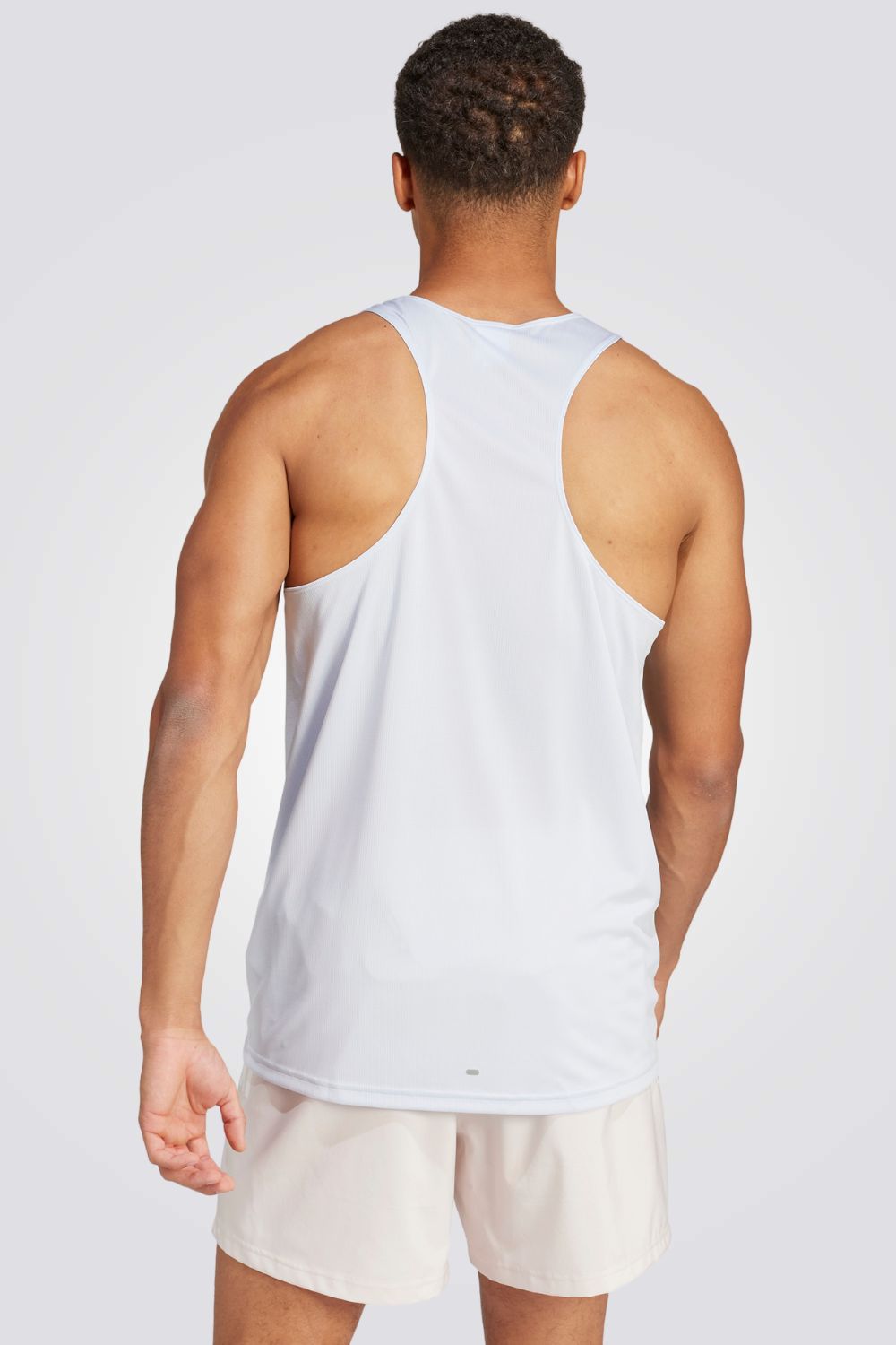 גופייה מבית המותג ADIDAS, עשויה מבד מדנף זיעה ששומר על הגוף שלך מאורר לאורך כל האימון