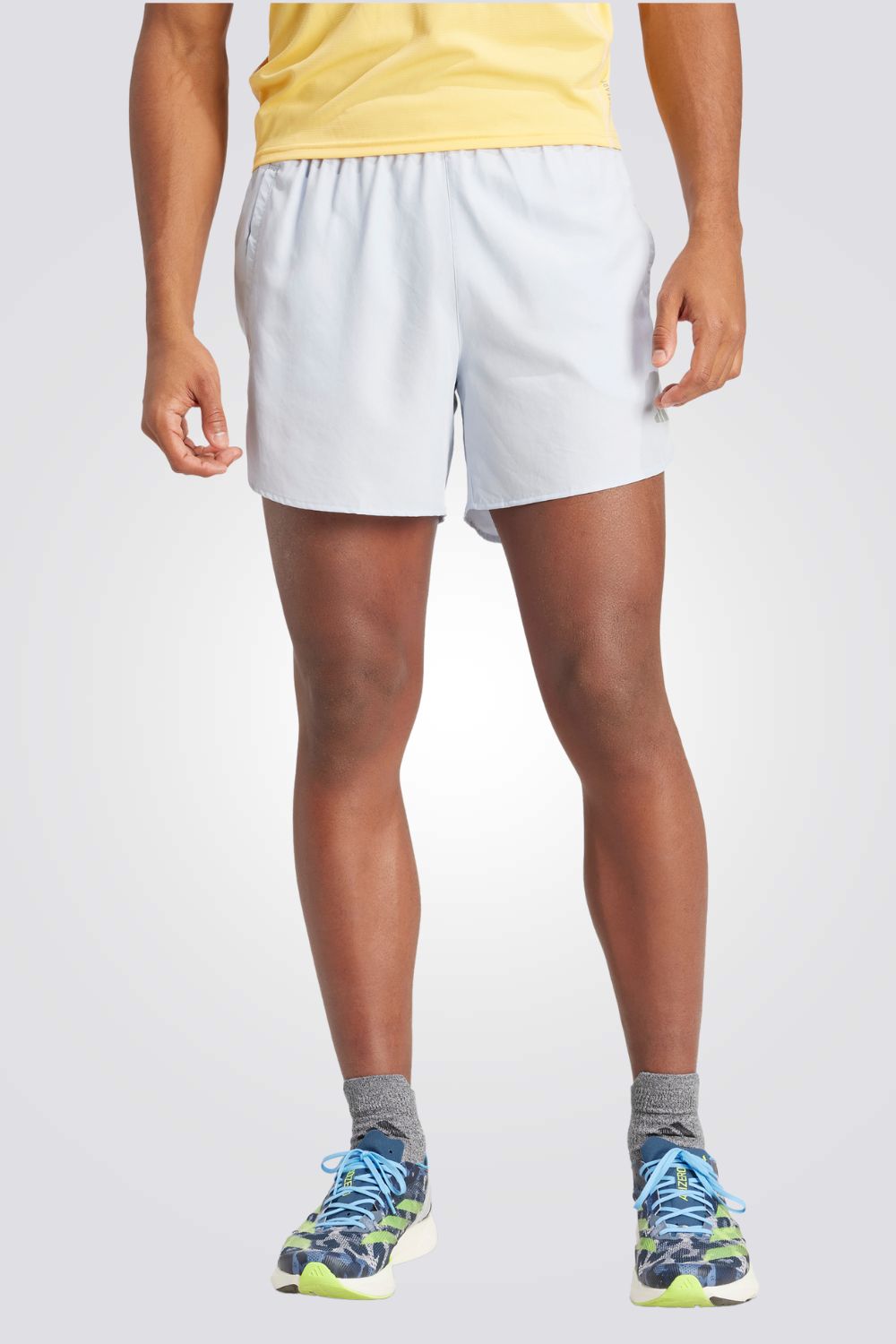 מכנסיים מבית המותג ADIDAS, עשויות מבד מנדף זיעה ששומר עלייך מאורר לאורך האימון. כיסים בצדדים, לשמירה על החפצים שלך בדרך הנוחה ביותר. מותן אלסטית עם שרוך להתאמה מושלמת.