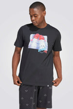 חולצה מבית המותג ADIDAS , עשויה מבד נוח ומשלבת בין אופנתיות לנוחות בלתי מתפשרת