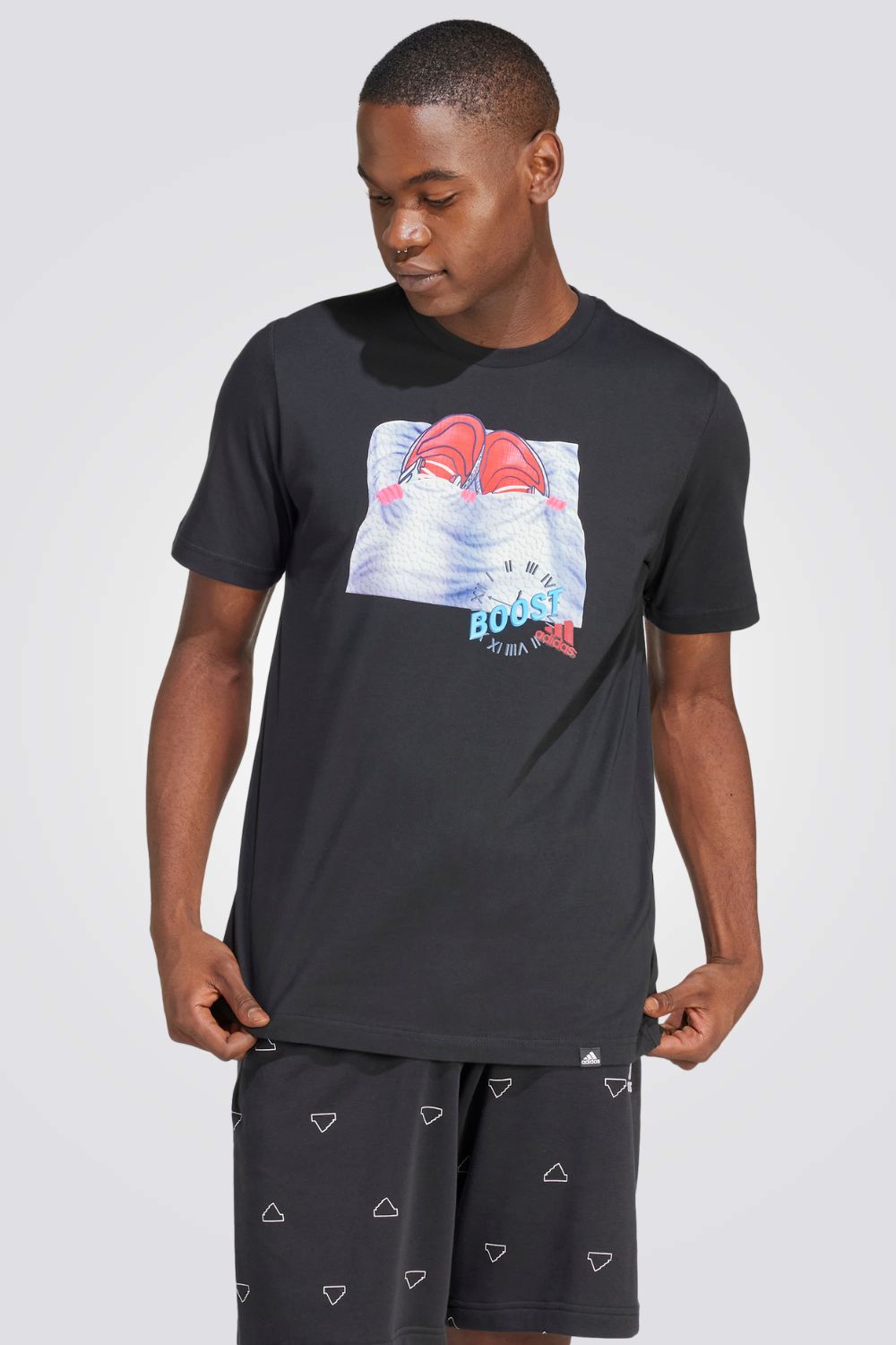 חולצה מבית המותג ADIDAS , עשויה מבד נוח ומשלבת בין אופנתיות לנוחות בלתי מתפשרת