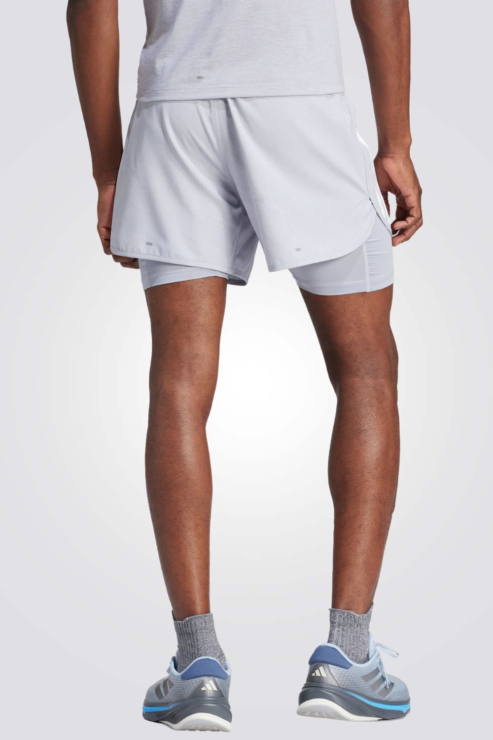 מכנסיים מבית המותג ADIDAS, עשויות מבד מנדף זיעה ששומר עלייך מאורר לאורך האימון. . מותן אלסטית עם שרוך להתאמה מושלמת.