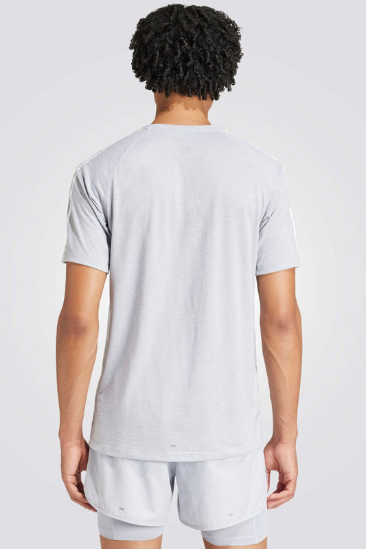 חולצה מבית המותג ADIDAS, עשויה מבד מנדף זיעה ששומר על הגוף שלך מאוורר לאורך כל האימון.