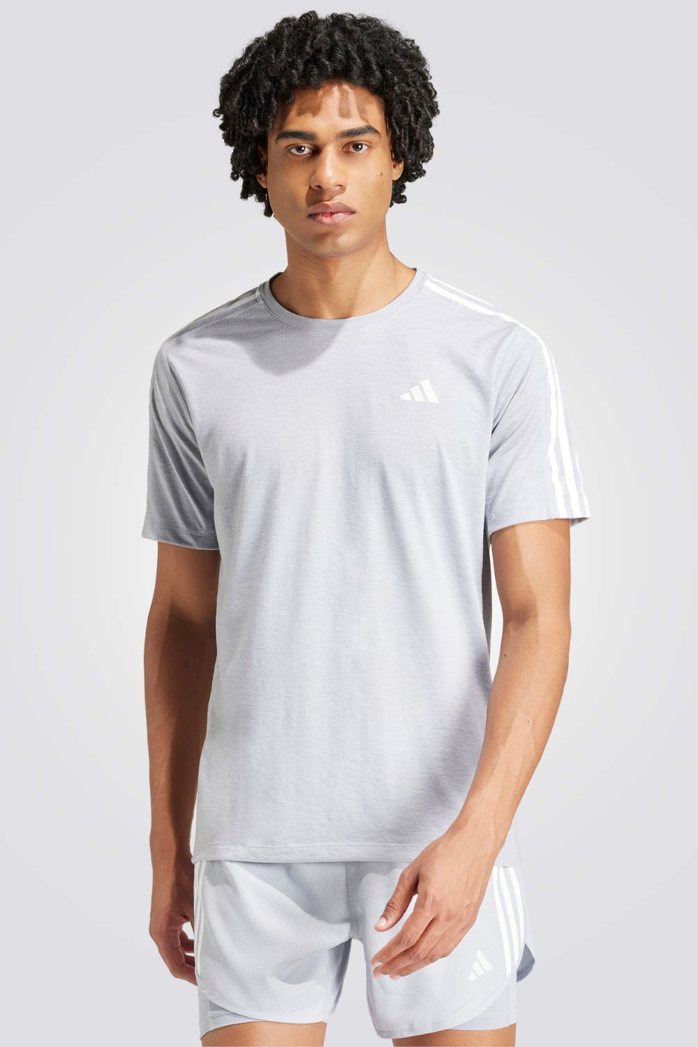 חולצה מבית המותג ADIDAS, עשויה מבד מנדף זיעה ששומר על הגוף שלך מאוורר לאורך כל האימון.