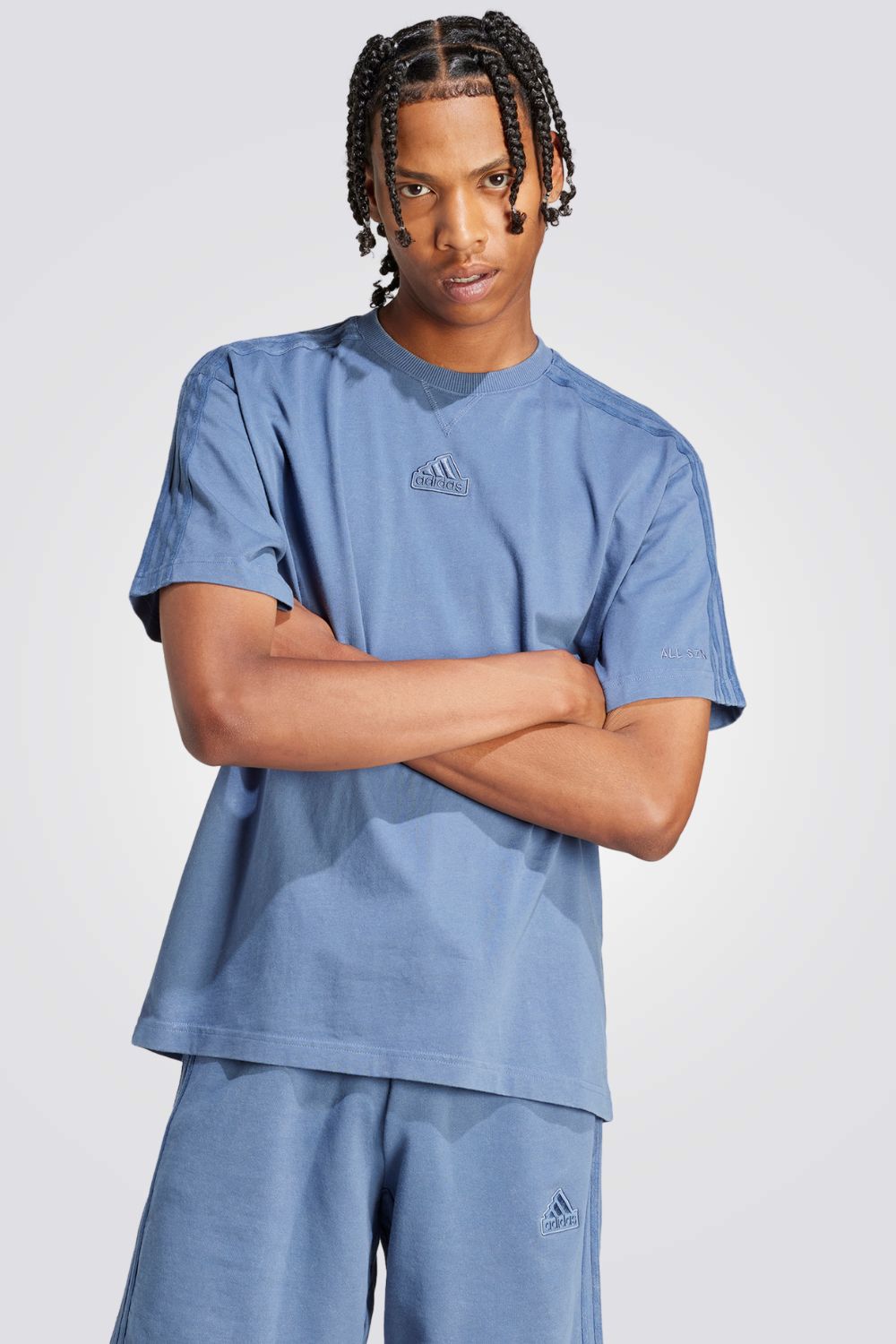 חולצה WASH מבית המותג ADIDAS , עשויה מבד נוח ומשלבת בין אופנתיות לנוחות בלתי מתפשרת