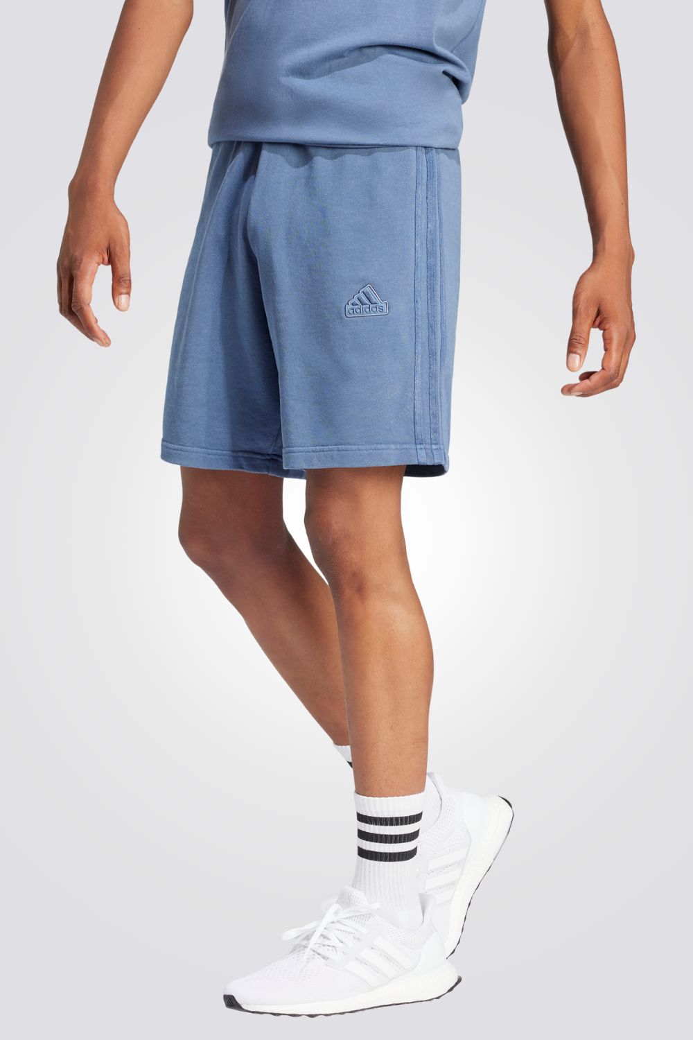 מכנסיים מבית המותג ADIDAS, עם כיסים קדמיים לשמירה על החפצים שלך באופן הנוח ביותר. מותן אלסטית עם שרוך להתאמה מושלמת.