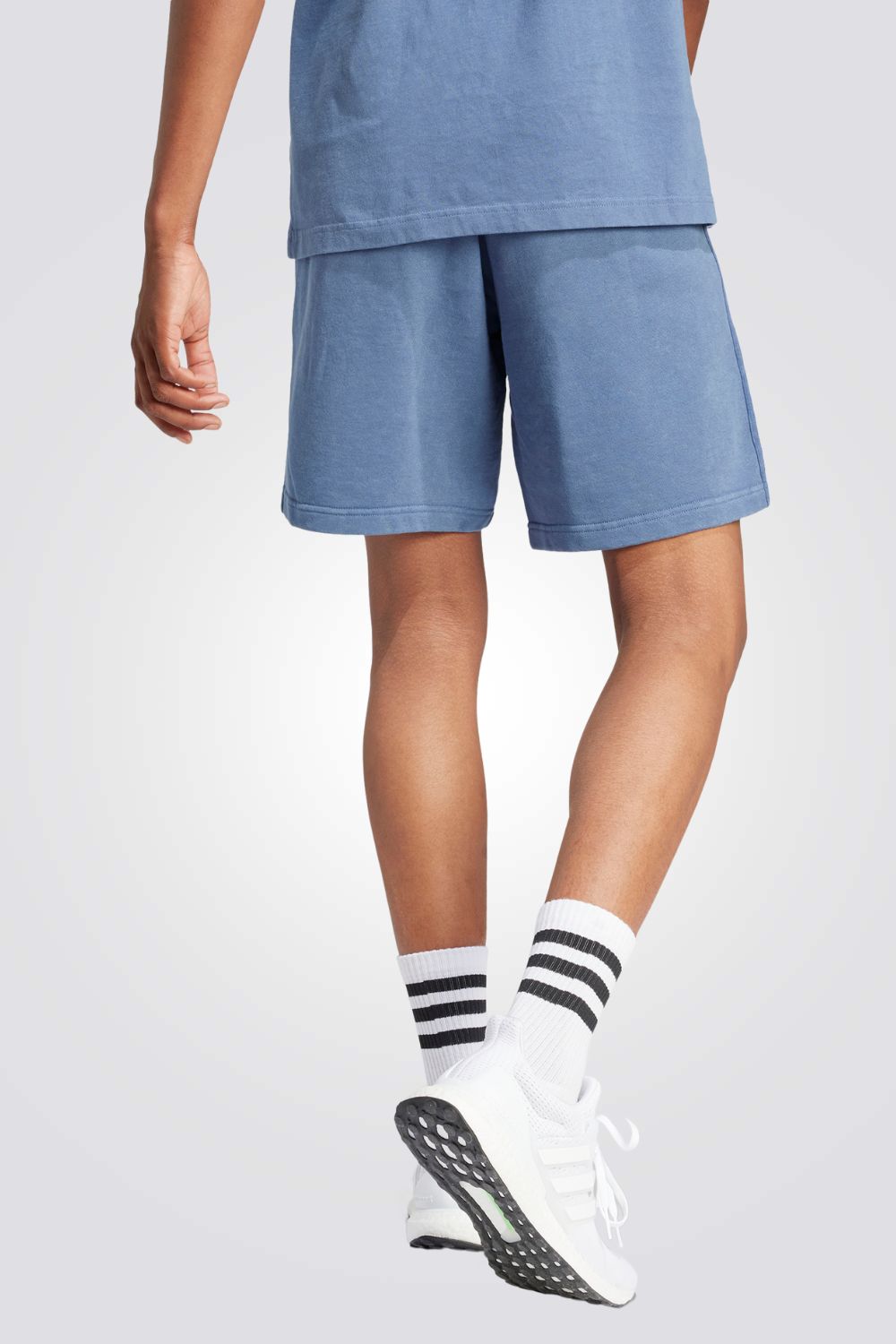 מכנסיים מבית המותג ADIDAS, עם כיסים קדמיים לשמירה על החפצים שלך באופן הנוח ביותר. מותן אלסטית עם שרוך להתאמה מושלמת.