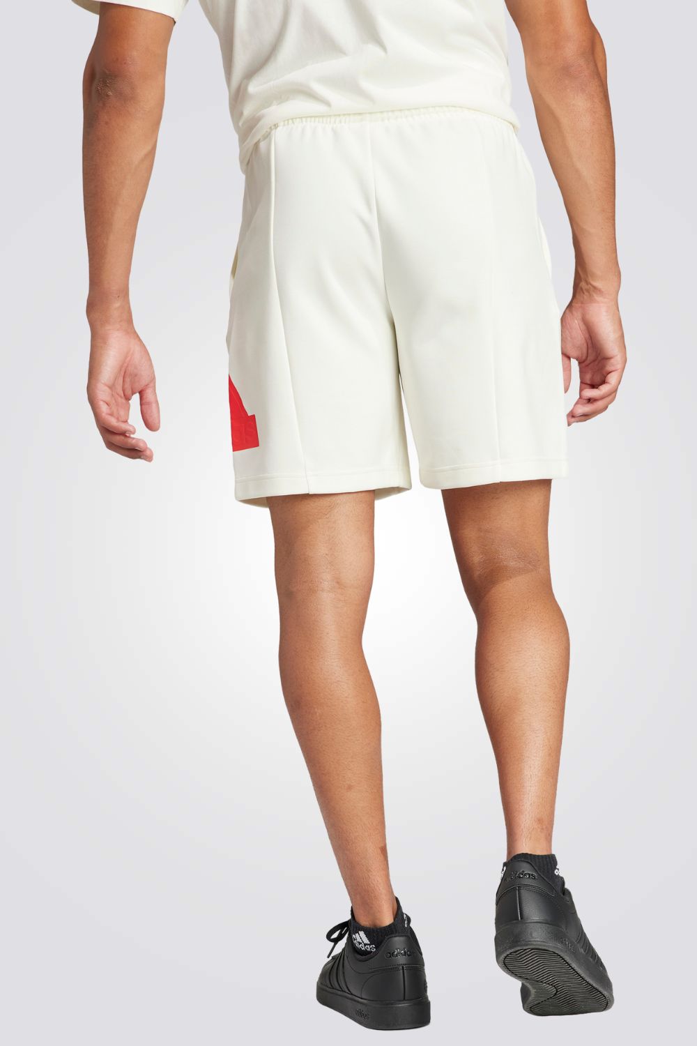 מכנסיים מבית המותג ADIDAS, בעלות כיסים קדמיים לשמירה על החפצים שלך באופן הנוח ביותר. מותן אלסטית עם שרוך להתאמה מושלמת.