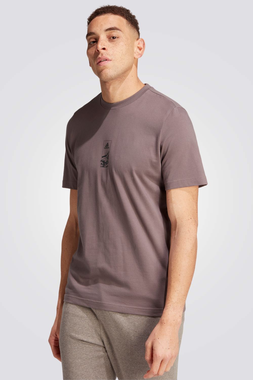 חולצה מבית המותג ADIDAS , עשויה מבד נוח ומשלבת בין אופנתיות לנוחות בלתי מתפשרת