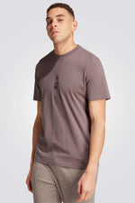 חולצה מבית המותג ADIDAS , עשויה מבד נוח ומשלבת בין אופנתיות לנוחות בלתי מתפשרת