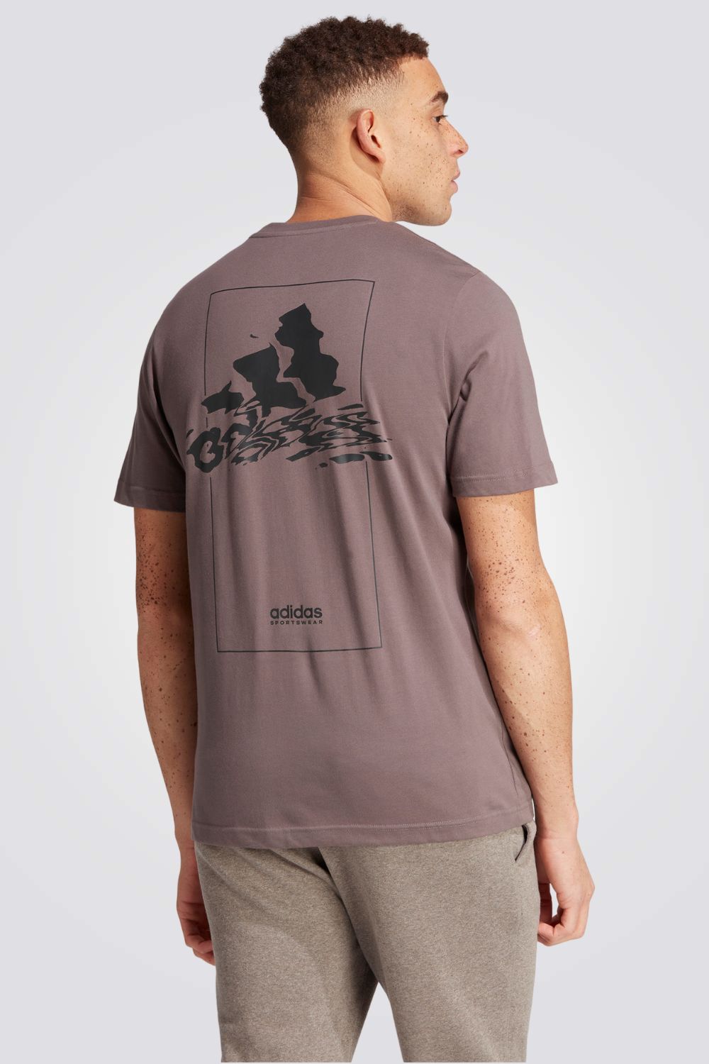 חולצה מבית המותג ADIDAS , עשויה מבד נוח ומשלבת בין אופנתיות לנוחות בלתי מתפשרת