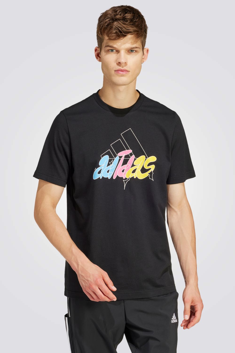 חולצה מבית המותג ADIDAS, עשויה מבד נוח במיוחד ומשלבת בין נוחות מקסימלית ואופנתיות בלתי מתפשרת.