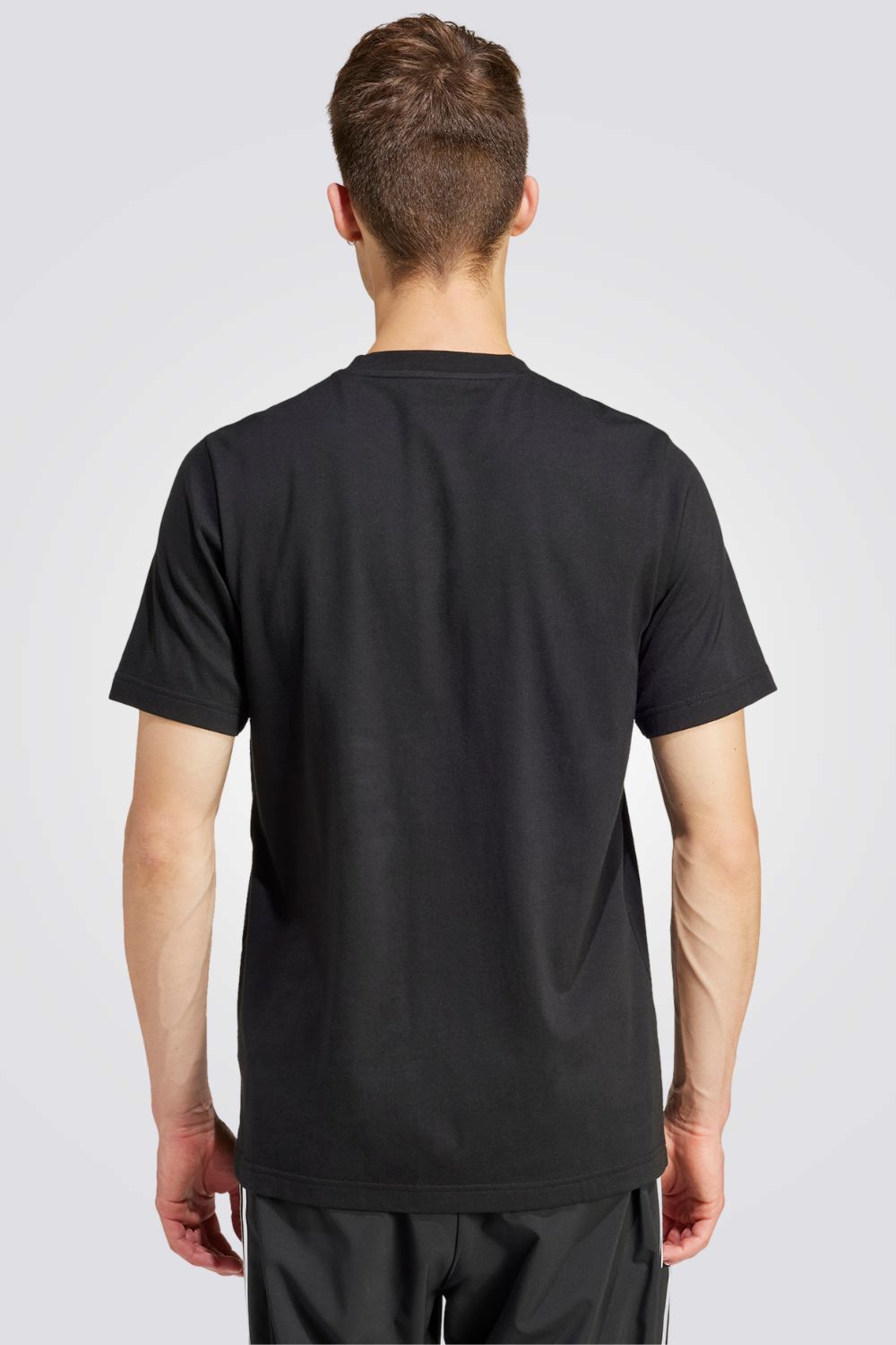 חולצה מבית המותג ADIDAS, עשויה מבד נוח במיוחד ומשלבת בין נוחות מקסימלית ואופנתיות בלתי מתפשרת.