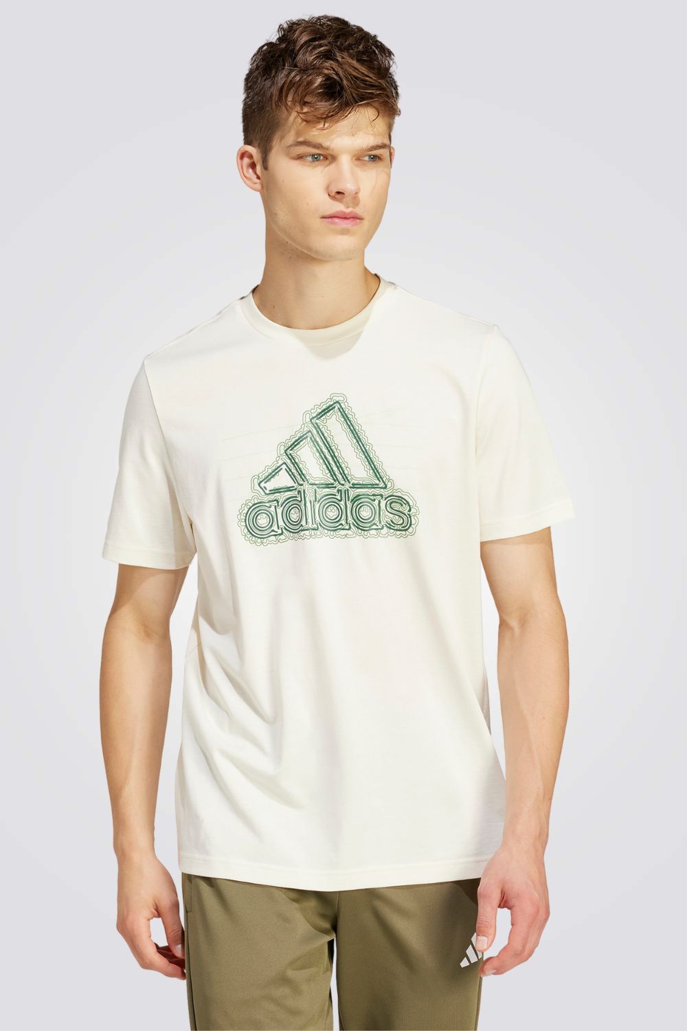 חולצה מבית המותג ADIDAS , עשויה מבד נוח ומשלבת בין אופנתיות לנוחות בלתי מתפשרת