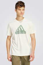 חולצה מבית המותג ADIDAS , עשויה מבד נוח ומשלבת בין אופנתיות לנוחות בלתי מתפשרת