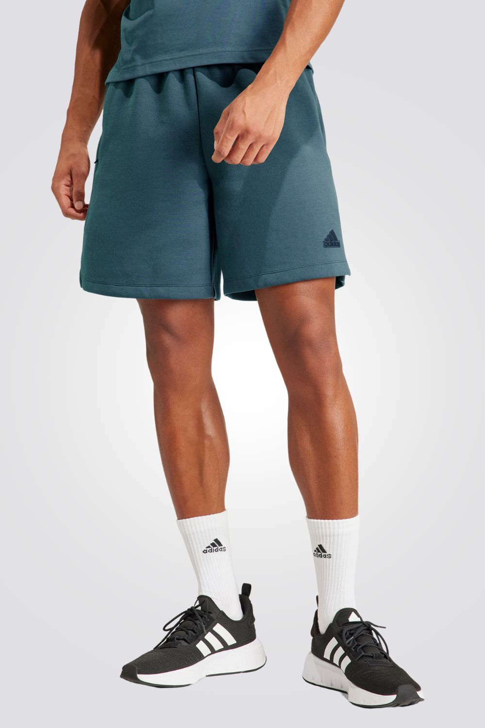 מכנסיים מבית המותג ADIDAS, עשוים מבד מנדף זיעה ששומר על הגוף שלך מאורר לאורך כל האימון. כיסים קדמיים בסגירת רוכסן לשמירה על החפצים שלך באופן הבטוח ביותר. מותן אלסטית עם שרוך להתאמה מושלמת.