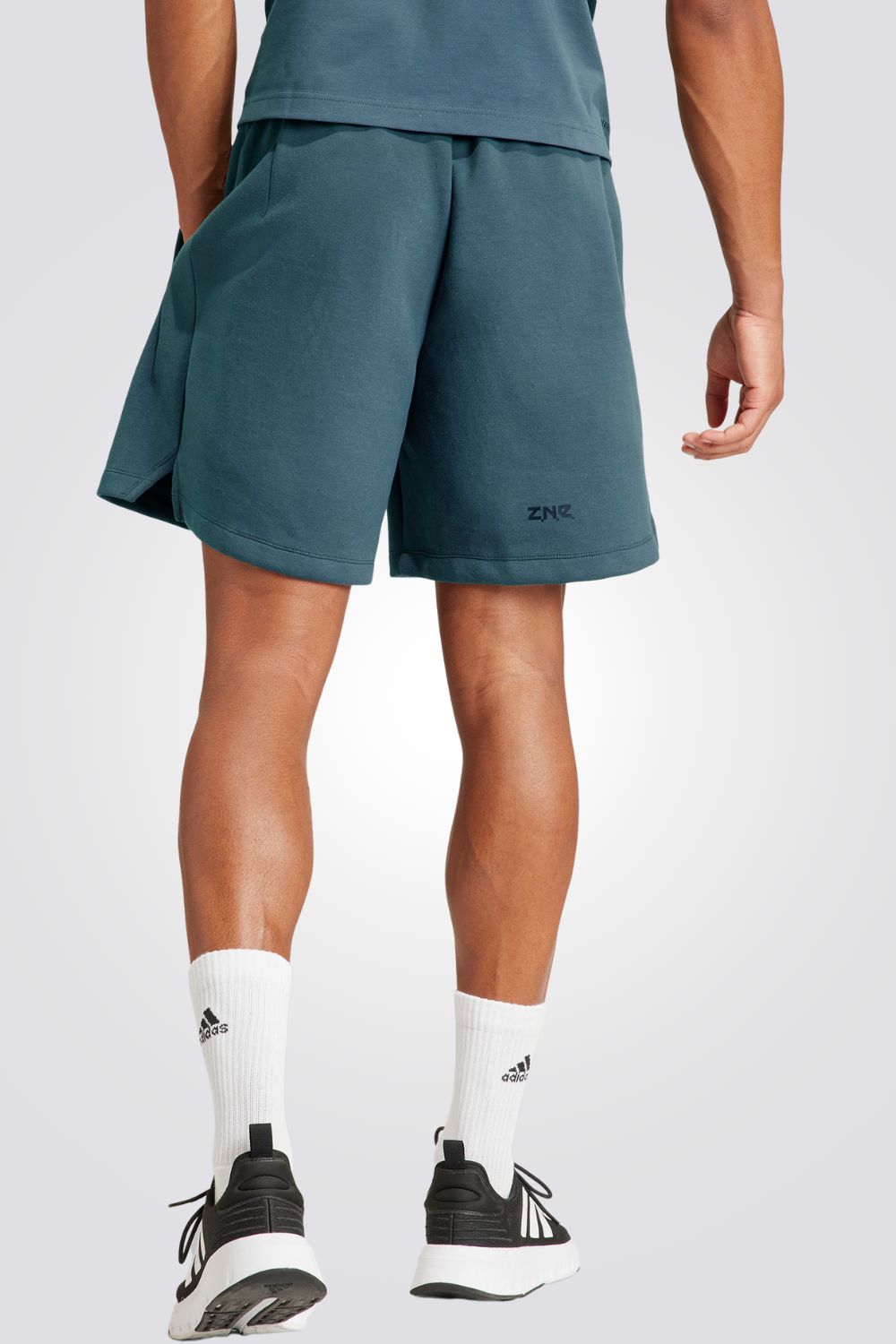 מכנסיים מבית המותג ADIDAS, עשוים מבד מנדף זיעה ששומר על הגוף שלך מאורר לאורך כל האימון. כיסים קדמיים בסגירת רוכסן לשמירה על החפצים שלך באופן הבטוח ביותר. מותן אלסטית עם שרוך להתאמה מושלמת.