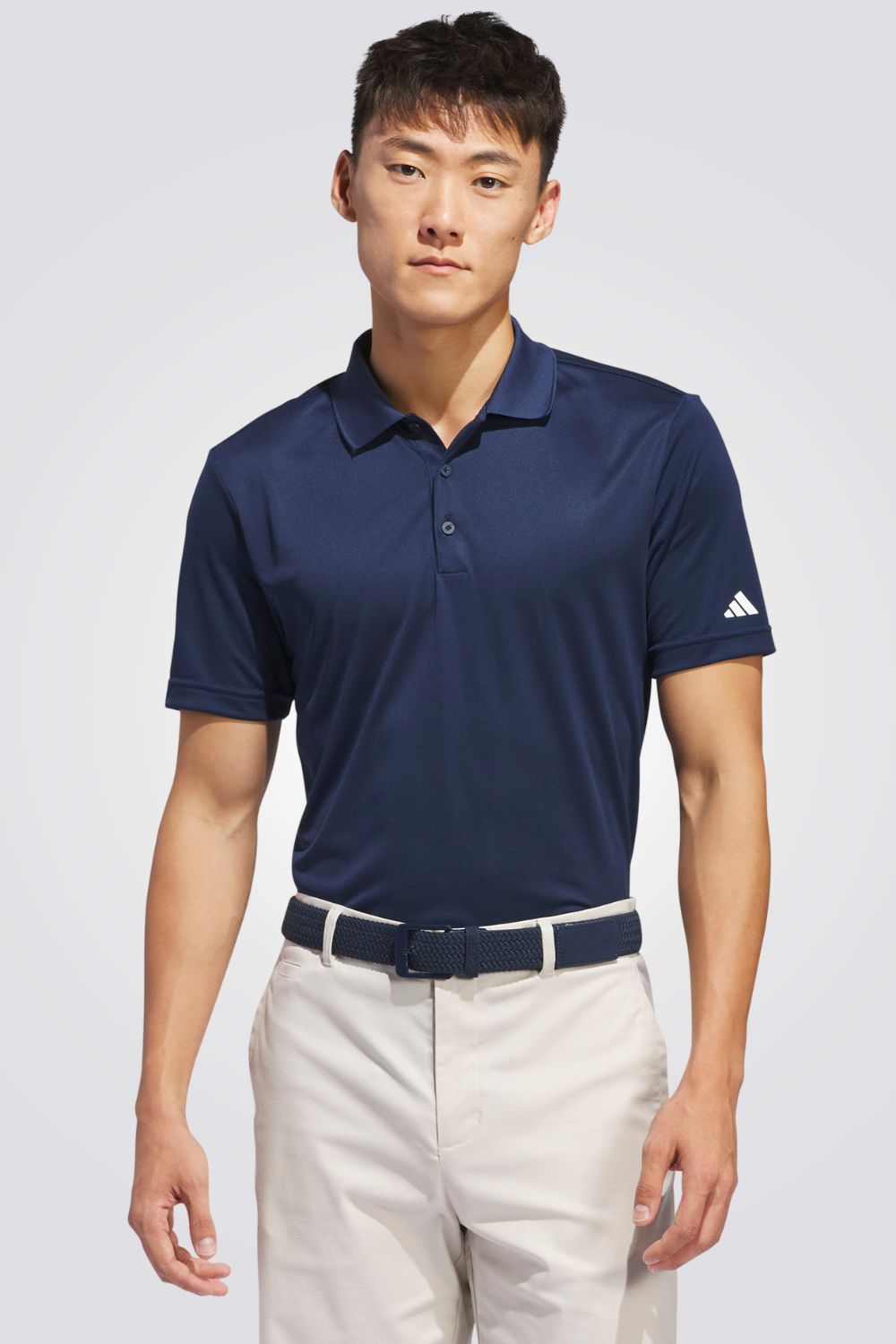 חולצה מבית המותג ADIDAS , עשויה מבד נוח ומשלבת בין אופנתיות לנוחות בלתי מתפשרת