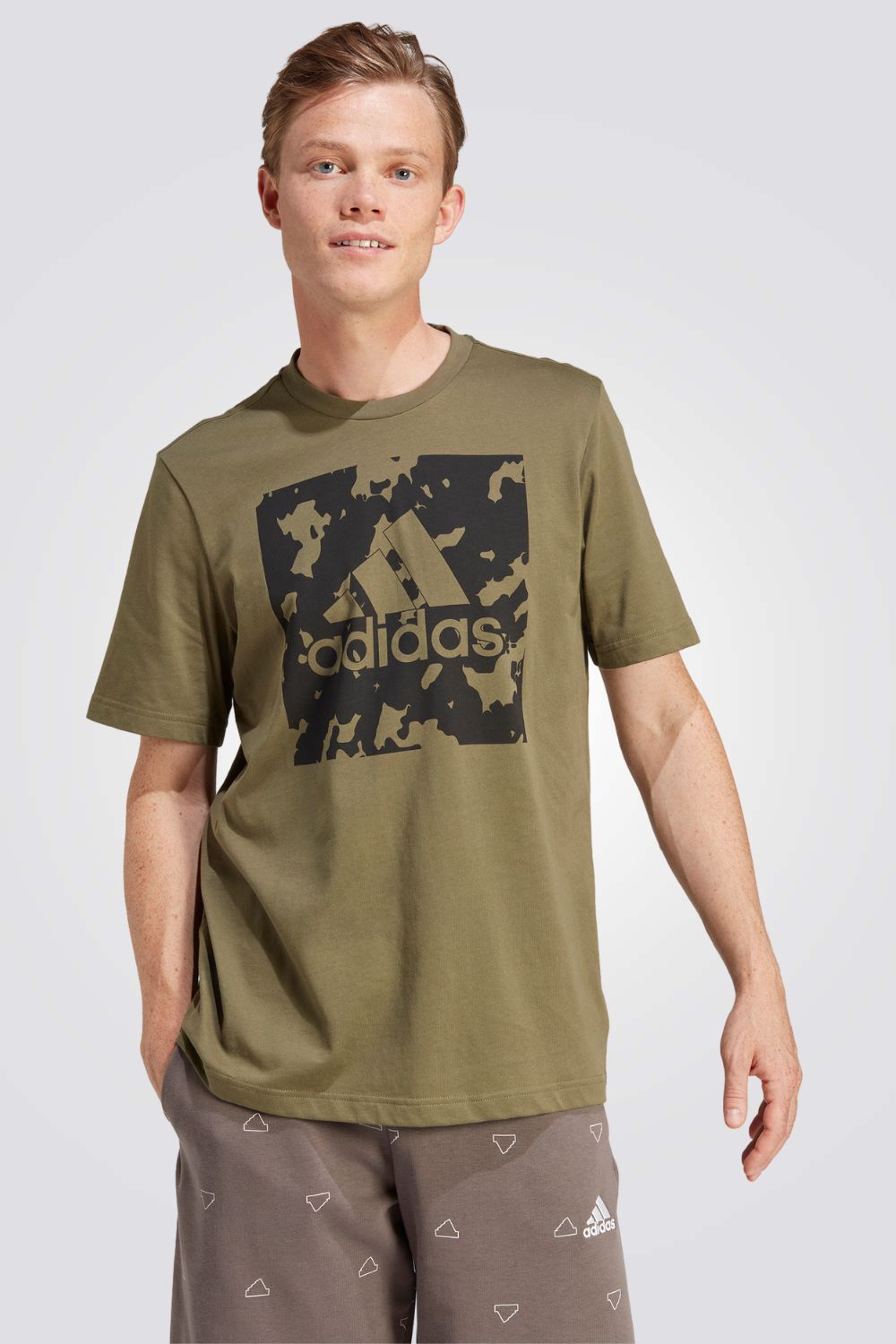 חולצה מבית המותג ADIDAS , עשויה מבד נוח ומשלבת בין אופנתיות לנוחות בלתי מתפשרת