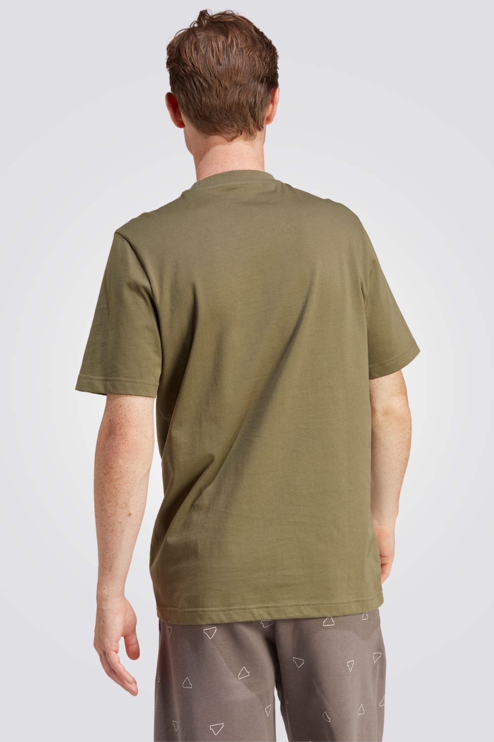 חולצה מבית המותג ADIDAS , עשויה מבד נוח ומשלבת בין אופנתיות לנוחות בלתי מתפשרת