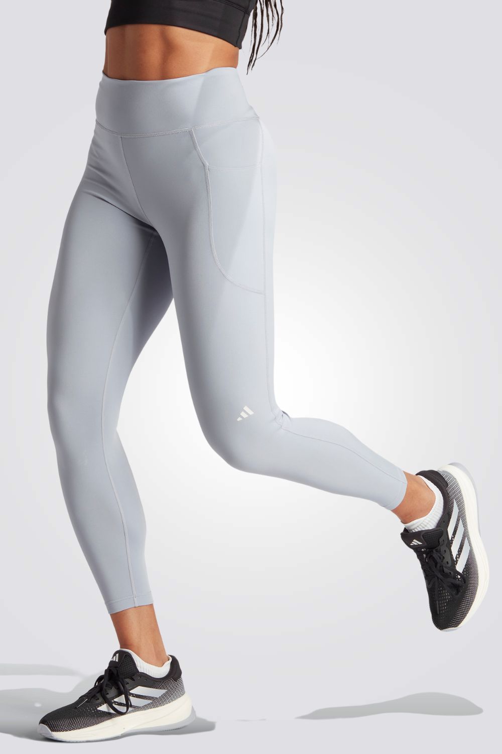 טייץ מבית המותג ADIDAS, עשוי מבד מנדף זיעה ששומר על הגוף שלך מאורר לאורך האימון. מותן אלסטית להתאמה מושלמת. כיס צד, לשמירה על מכשיר הטלפון שלך.