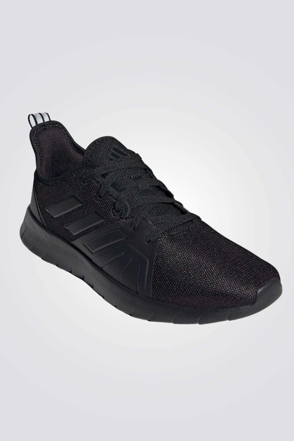 נעליים מבית המותג ADIDAS, בעלות מדרס פנימי רך במיוחד שעוטף את הרגל בנוחות בלתי מתפשרת. סולייה חיצונית עמידה שמספקת אחיזה מלאה בקרקע.