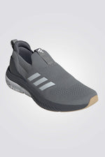 נעליים מבית המותג ADIDAS, בעלות מדרס פנימי רך במיוחד שעוטף את הרגל בנוחות בלתי מתפשרת. סולייה חיצונית עמידה שמספקת אחיזה מלאה בקרקע.