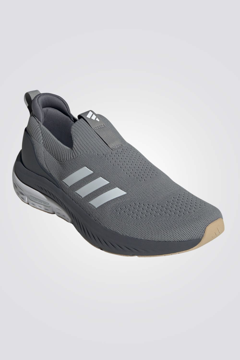 נעליים מבית המותג ADIDAS, בעלות מדרס פנימי רך במיוחד שעוטף את הרגל בנוחות בלתי מתפשרת. סולייה חיצונית עמידה שמספקת אחיזה מלאה בקרקע.