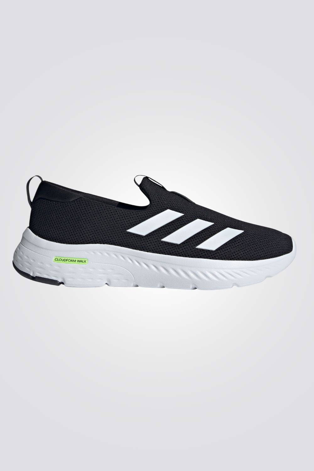 נעליים מבית המותג ADIDAS, בעלות מדרס פנימי רך במיוחד שעוטף את הרגל בנוחות בלתי מתפשרת. סולייה חיצונית עמידה שמספקת אחיזה מלאה בקרקע.