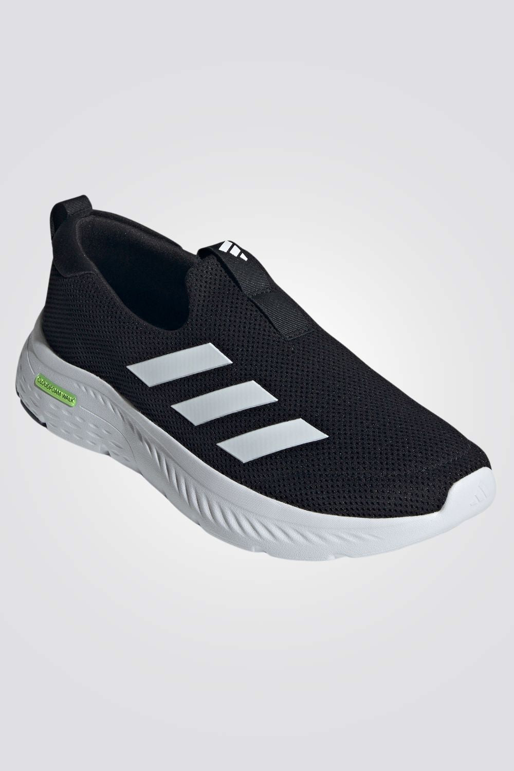 נעליים מבית המותג ADIDAS, בעלות מדרס פנימי רך במיוחד שעוטף את הרגל בנוחות בלתי מתפשרת. סולייה חיצונית עמידה שמספקת אחיזה מלאה בקרקע.