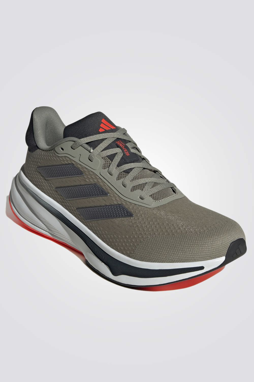 נעליים מבית המותג ADIDAS, בעלות מדרס פנימי רך במיוחד שעוטף את הרגל בנוחות בלתי מתפשרת. סולייה חיצונית עמידה שמספקת אחיזה מלאה בקרקע.