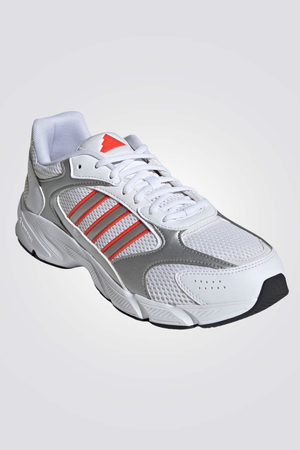 נעליים מבית המותג ADIDAS, בעלות מדרס פנימי רך במיוחד שעוטף את הרגל בנוחות בלתי מתפשרת. סולייה חיצונית עמידה שמספקת אחיזה מלאה בקרקע.