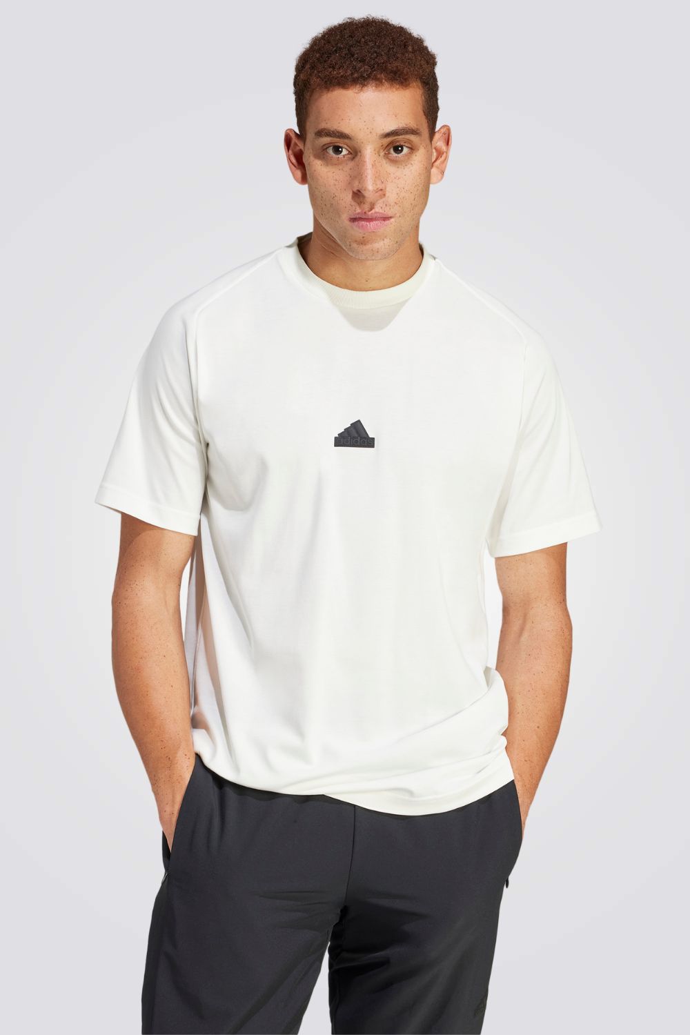 חולצה מבית המותג ADIDAS , עשויה מבד נוח ומשלבת בין אופנתיות לנוחות בלתי מתפשרת