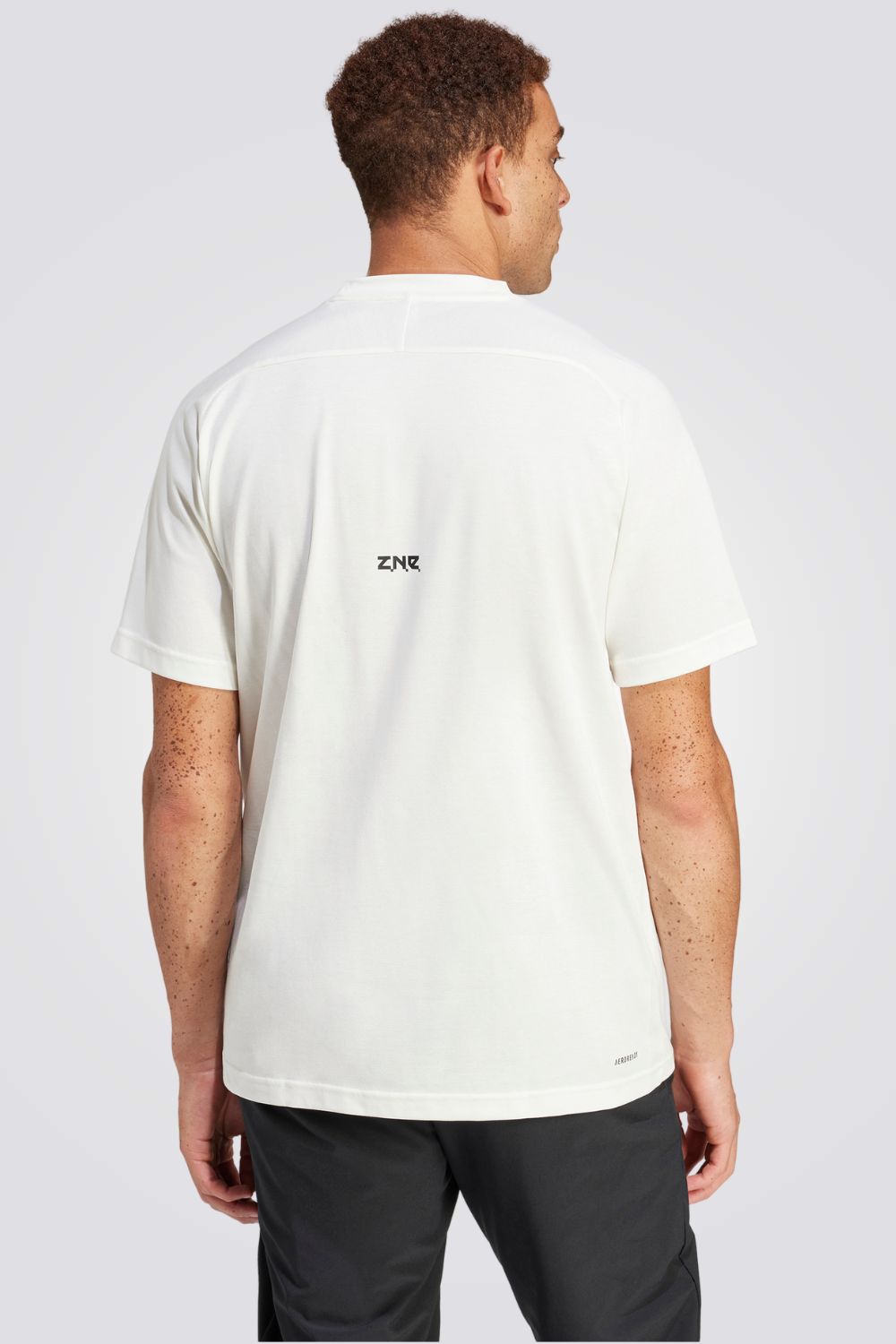 חולצה מבית המותג ADIDAS , עשויה מבד נוח ומשלבת בין אופנתיות לנוחות בלתי מתפשרת