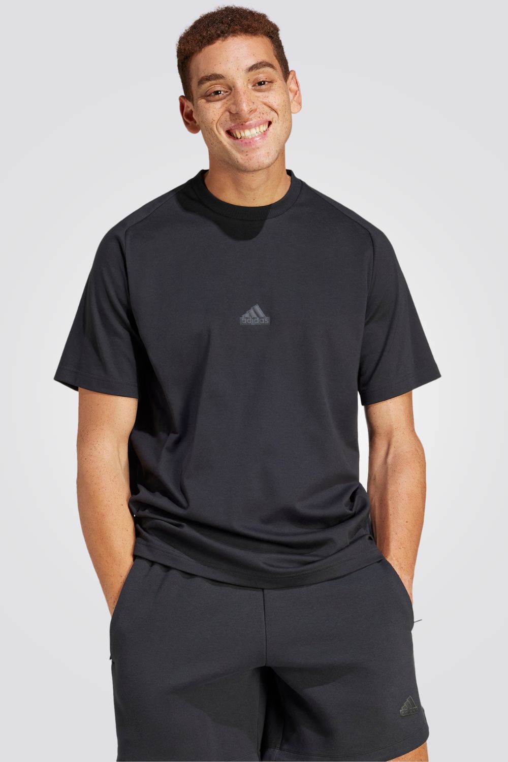 חולצה מבית המותג ADIDAS , עשויה מבד נוח ומשלבת בין אופנתיות לנוחות בלתי מתפשרת