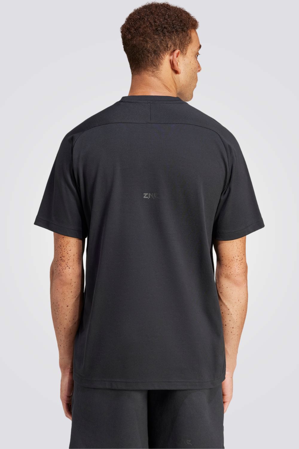חולצה מבית המותג ADIDAS , עשויה מבד נוח ומשלבת בין אופנתיות לנוחות בלתי מתפשרת