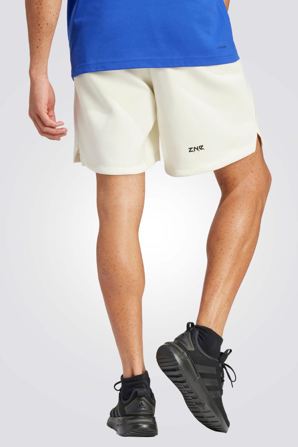 מכנסיים מבית המותג ADIDAS, בעליי כיסים קדמיים בסגירת רוכסן לשמירה על החפצים שלך באופן הבטוח ביותר. מותן אלסטית עם שרוך להתאמה מושלמת.