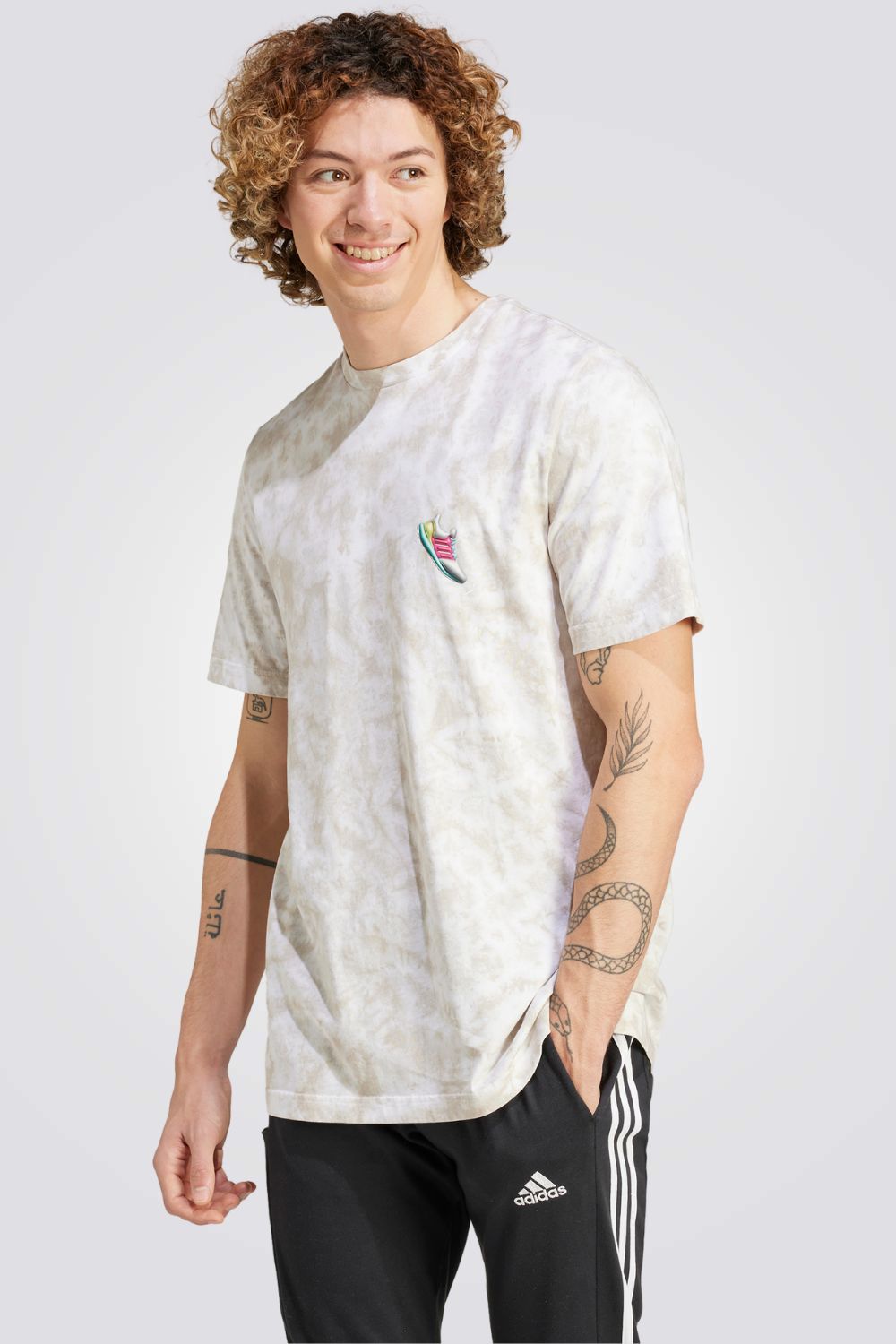 חולצה מבית המותג ADIDAS , עשויה מבד נוח ומשלבת בין אופנתיות לנוחות בלתי מתפשרת