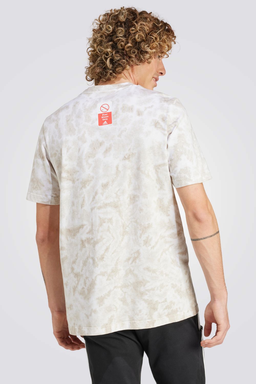 חולצה מבית המותג ADIDAS , עשויה מבד נוח ומשלבת בין אופנתיות לנוחות בלתי מתפשרת