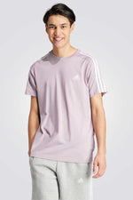 חולצה מבית המותג ADIDAS , עשויה מבד נוח ומשלבת בין אופנתיות לנוחות בלתי מתפשרת