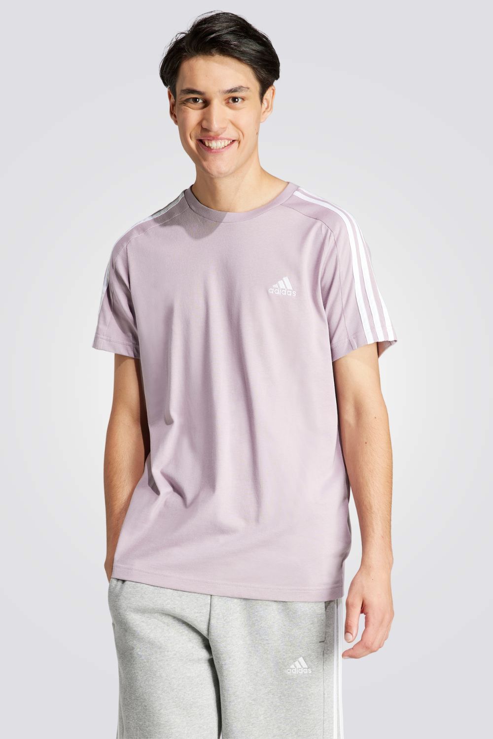 חולצה מבית המותג ADIDAS , עשויה מבד נוח ומשלבת בין אופנתיות לנוחות בלתי מתפשרת