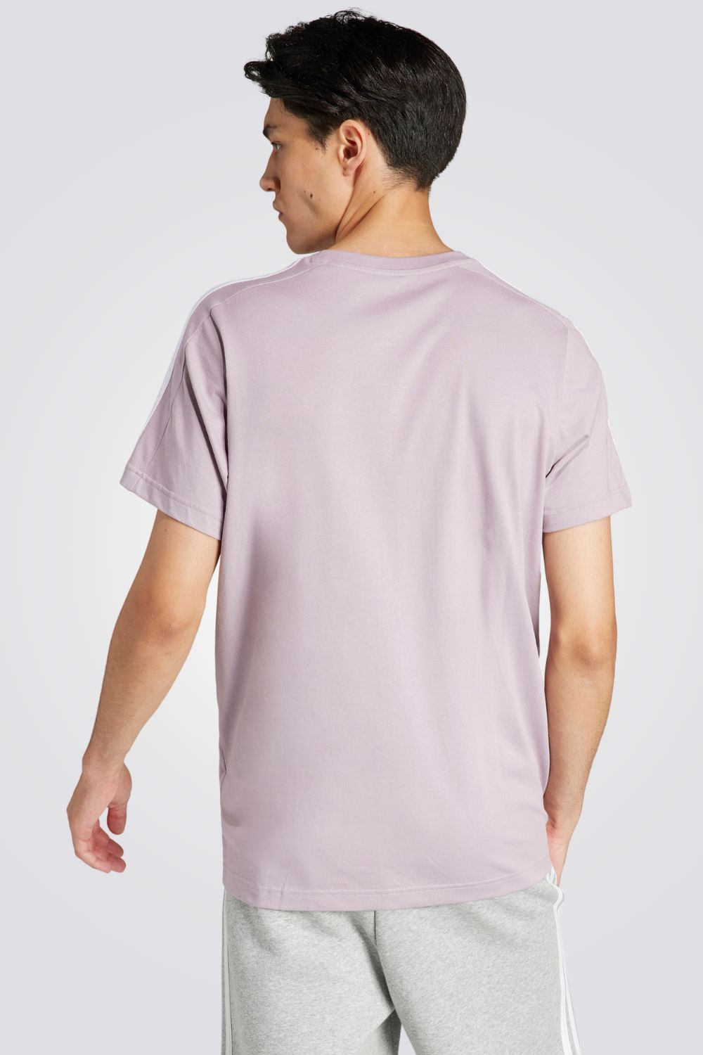 חולצה מבית המותג ADIDAS , עשויה מבד נוח ומשלבת בין אופנתיות לנוחות בלתי מתפשרת