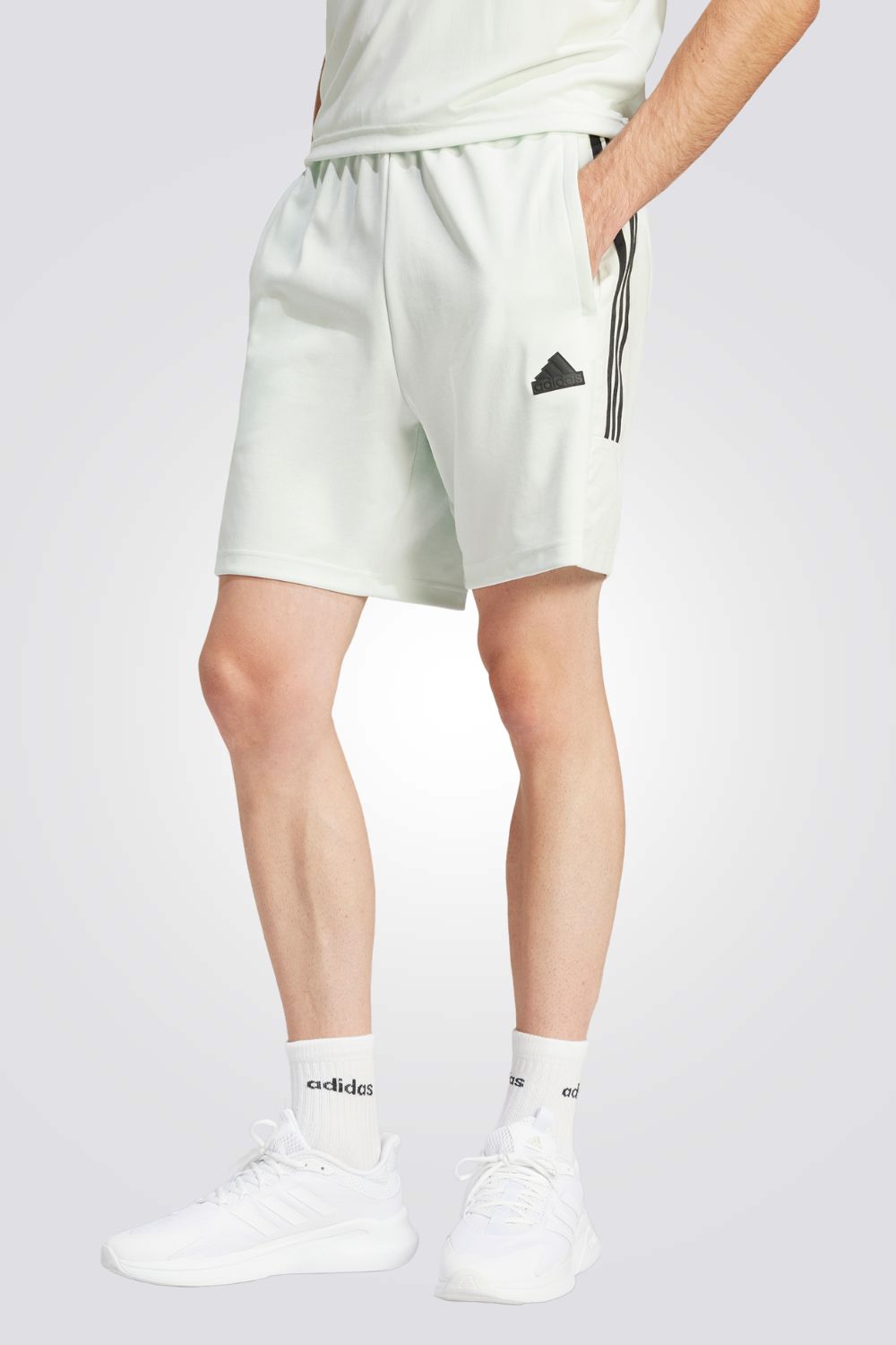 מכנסיים מבית המותג ADIDAS, בעליי כיסים קדמיים בסגירת רוכסן לשמירה על החפצים שלך באופן הבטוח ביותר. מותן אלסטית עם שרוך להתאמה מושלמת.