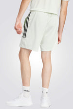 מכנסיים מבית המותג ADIDAS, בעליי כיסים קדמיים בסגירת רוכסן לשמירה על החפצים שלך באופן הבטוח ביותר. מותן אלסטית עם שרוך להתאמה מושלמת.